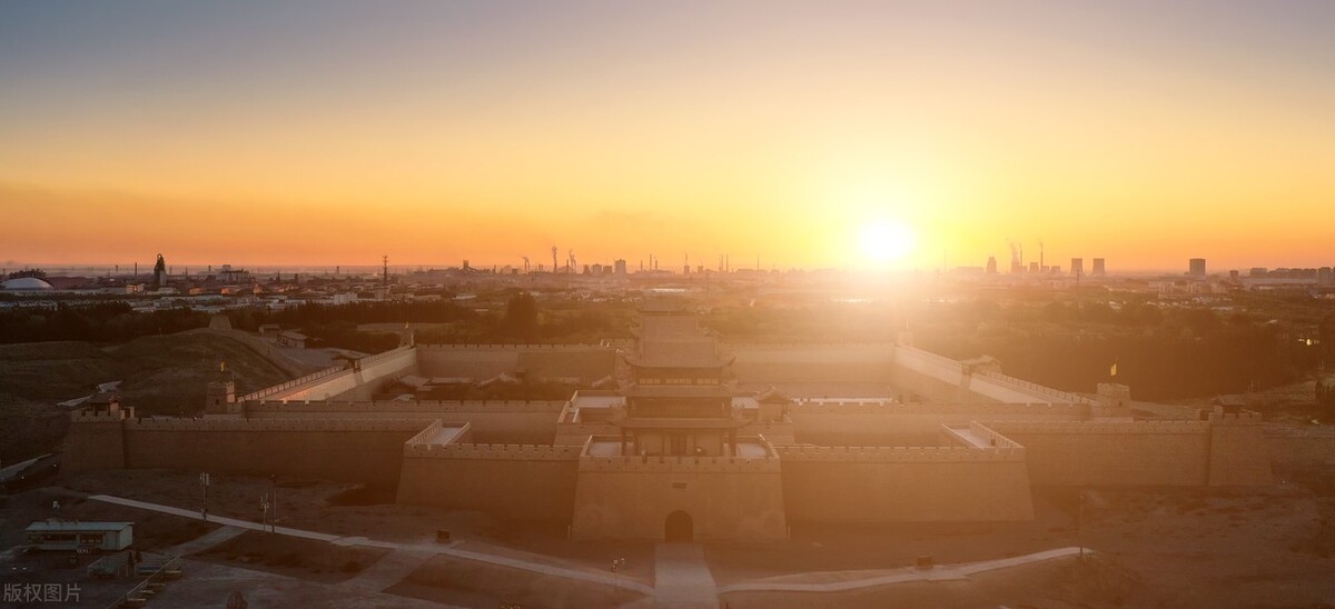 这个戈壁小城为何飞机、高铁、火车这么便捷