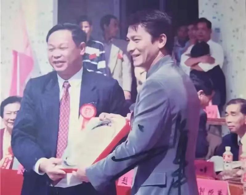 刘德华回老家认祖归宗故事,1997年刘德华回到家乡新会认祖