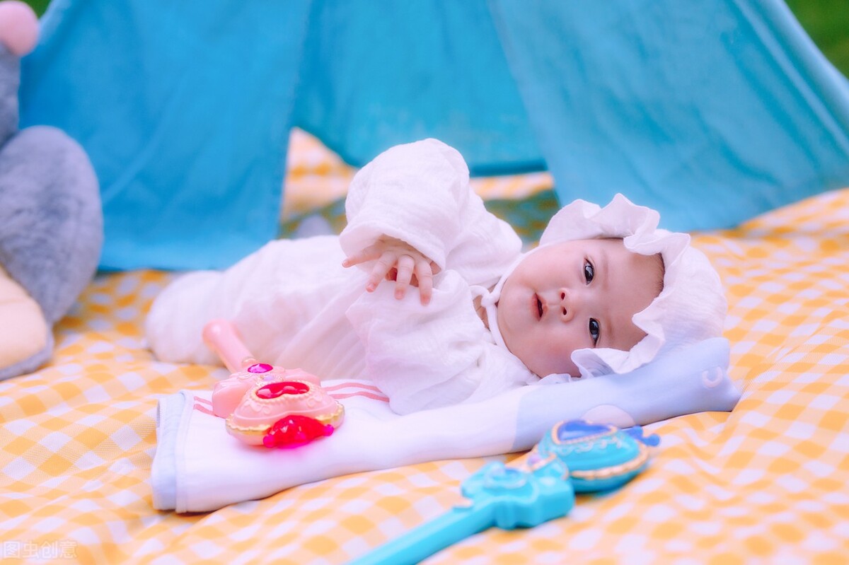 宝宝呛奶急救的正确方法,婴儿呛奶的预防及急救方法