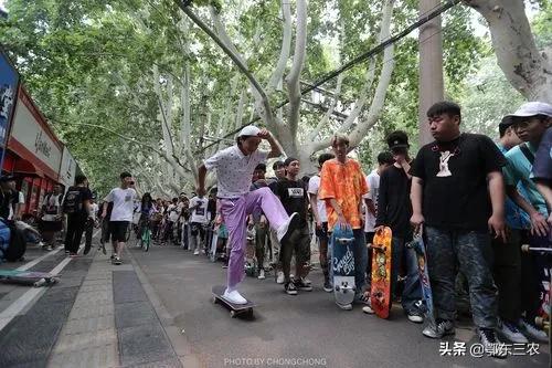 郑州农民工卖冷饮，一个月收入过2万，市民说：离开了冷饮怎么过