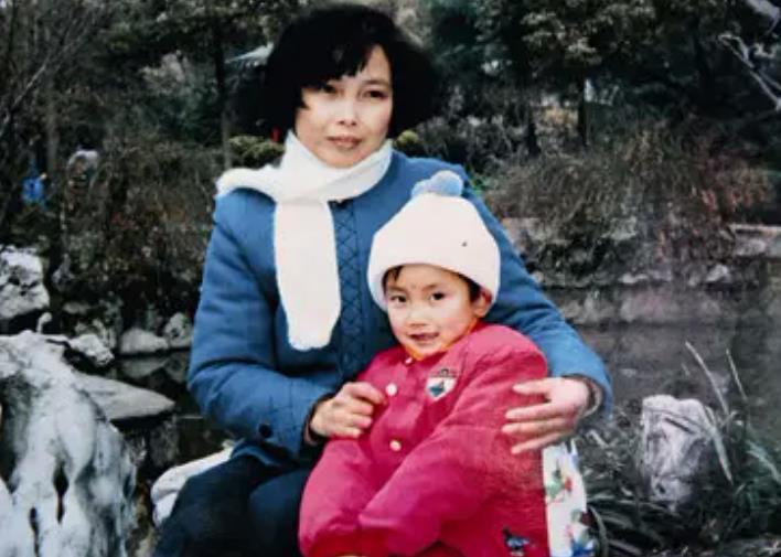 刘霆16年前背母上大学感动全国,背母求学的刘霆为什么变性