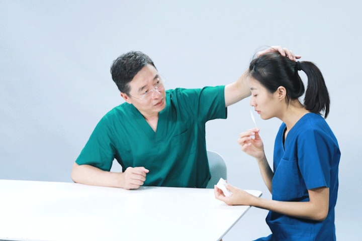 真狠！6岁熊孩子玩乐高时误将零件插入鼻中，导致鼻腔鲜血直流