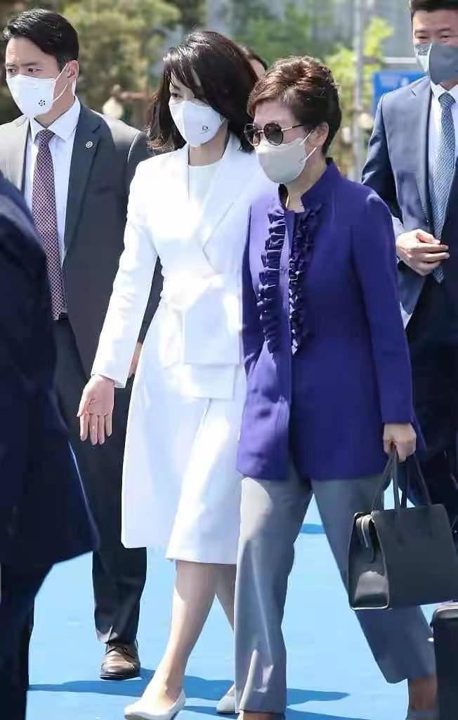 49岁韩国新第一夫人真接地气！穿7千的迪奥鞋遛狗，明星脸火出圈