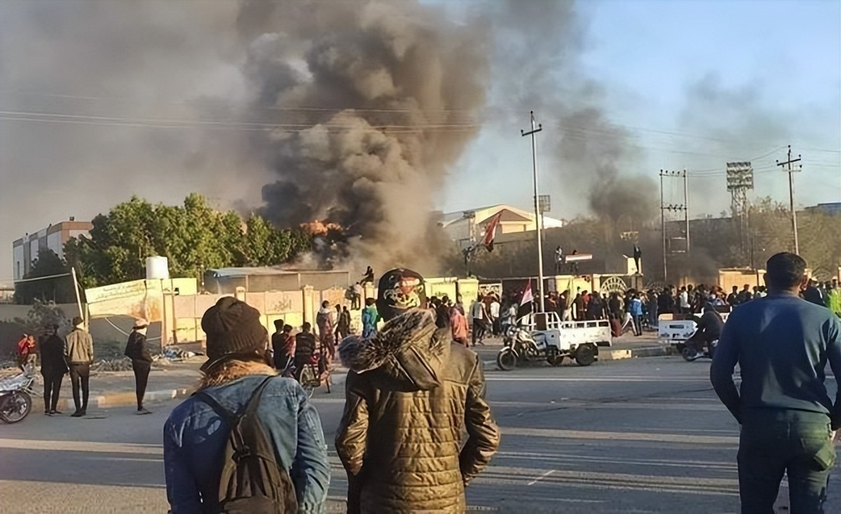 中国人在伊拉克开餐馆，一年赚了300万，美国大兵开直升机来买酒