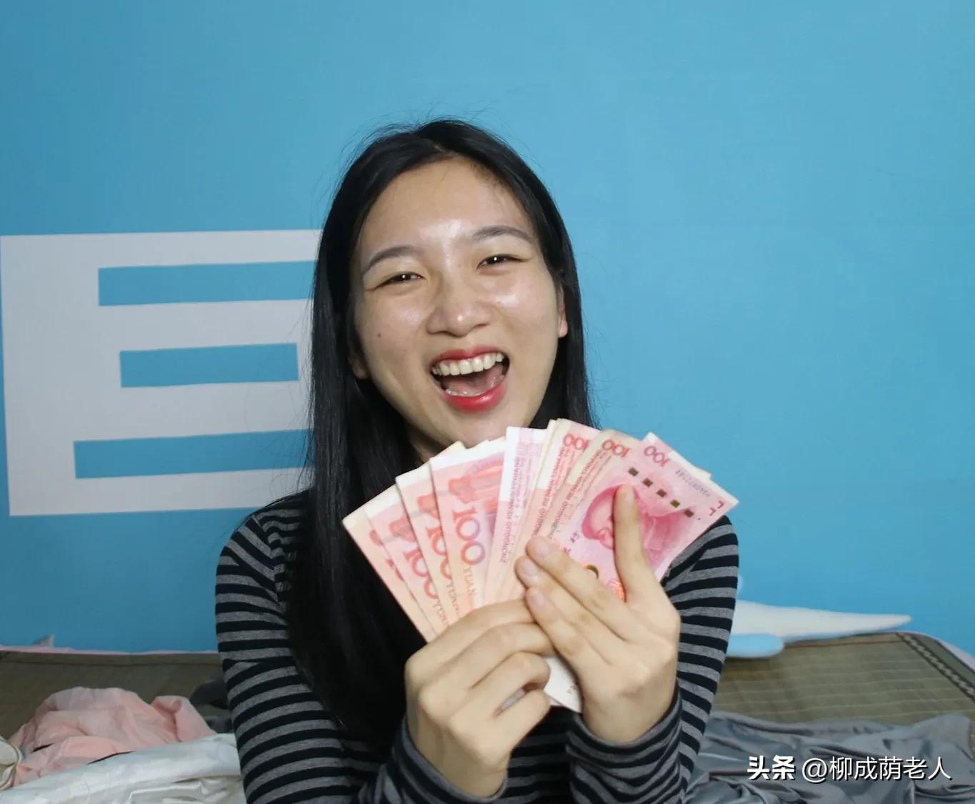 村长送来352元,土地流转费,够买百斤大米了