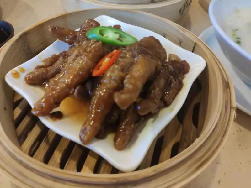 女人结婚多年无法怀孕，在一次同学聚会中，怀上了人家老公的孩子