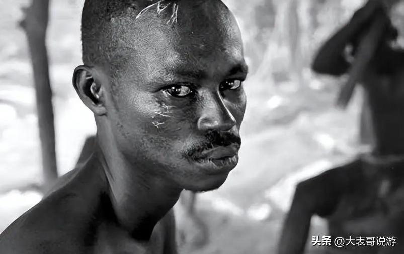 榛戝ゴ鐨勬偛鎯ㄧ敓娲昏嫳鏂囩増,榛戝ゴ鍦ㄨ埞涓婇伃閬囩殑鐢靛奖