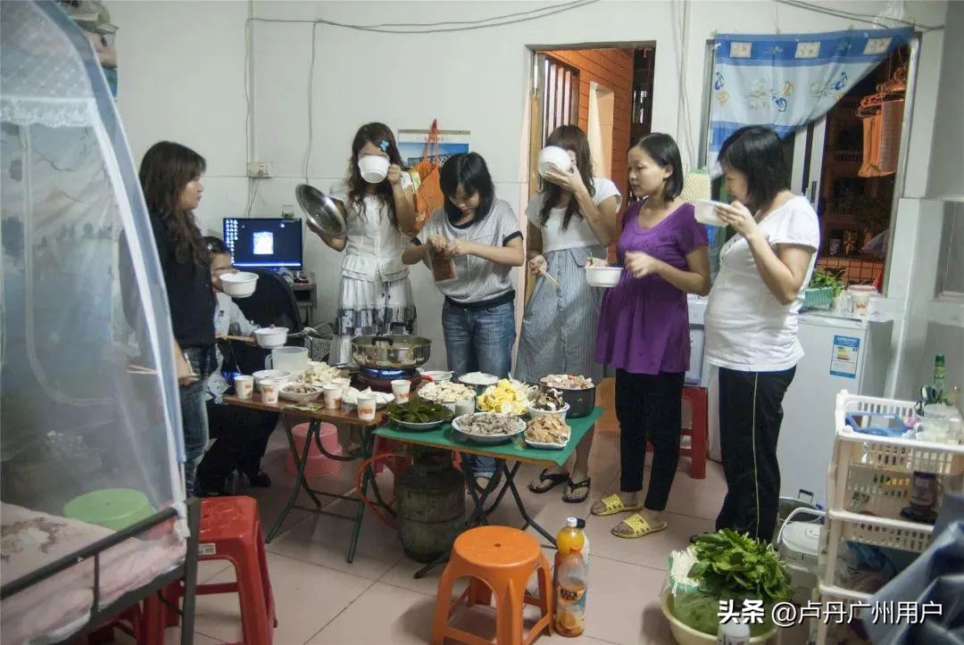 20年拍下150万张“东莞女工”在国外爆火：中国制造，不可思议！