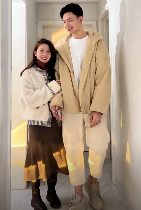 1米58女孩太会打扮，穿搭显瘦又显高，和1米9帅哥一同出镜真登对