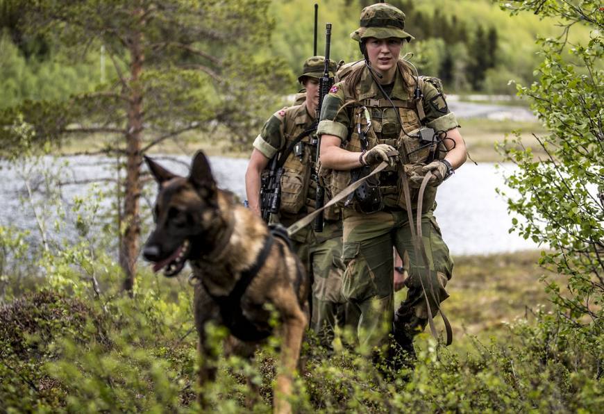美国女兵的训练日常,各国女兵比拼中国女兵英姿飒爽