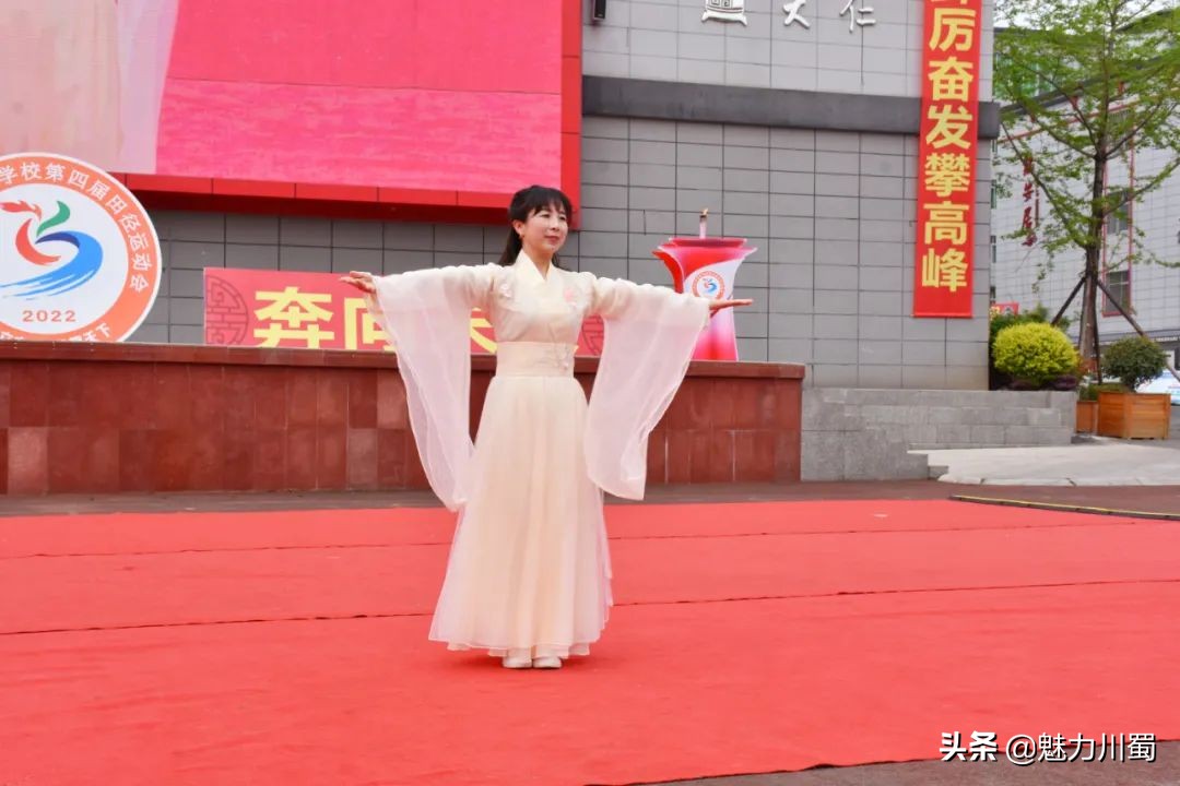 三台中学实验“薪火相传•奔向未来”第四届田径运动会隆重召开