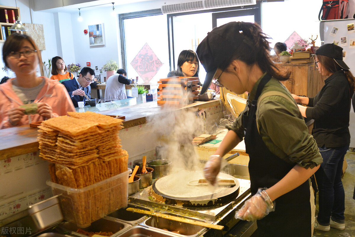 90后姑娘卖煎饼月入3万,阿姨卖油条月入3万