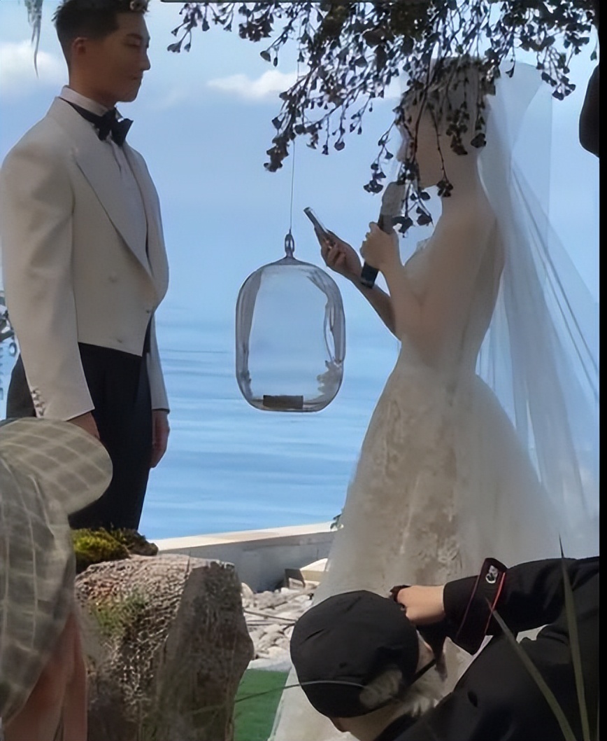 何超莲称婚礼是窦骁包办,何超莲窦骁婚礼获祝福