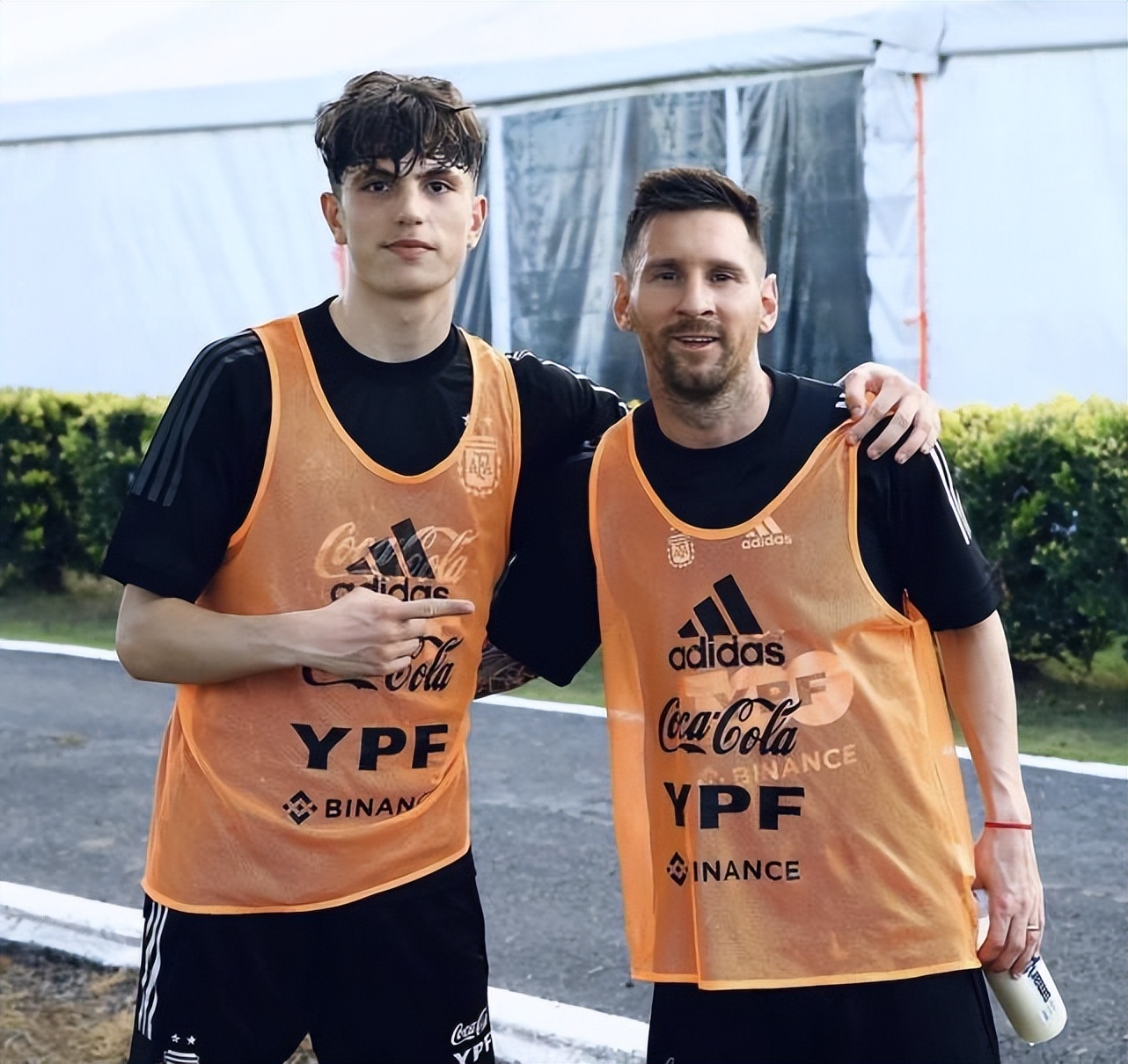 阿奎罗扛梅西,阿奎罗扛梅西劳塔罗抢镜