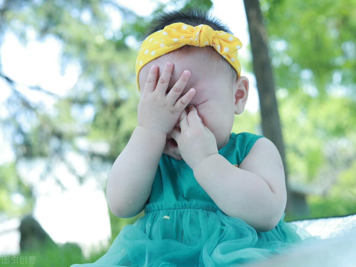 两个多月的宝宝怎么培养智力,怎么和八个月的宝宝互动