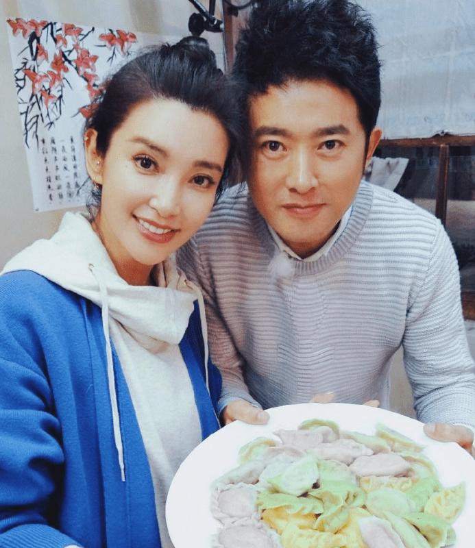 脸上有痘坑的明星,脸上爆痘特别多还好看的明星