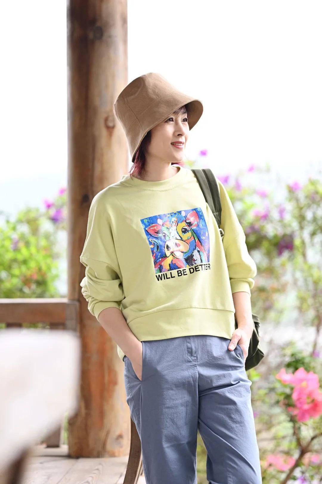 40岁女人穿卫衣怎么搭配才好看,四十岁女人穿大版卫衣怎么搭配