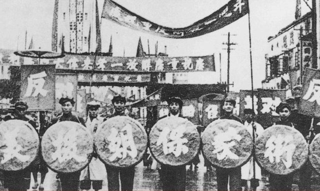 中美停战李承晚不服气,志愿军调大炮猛轰韩军,毛*东泽**:打服他