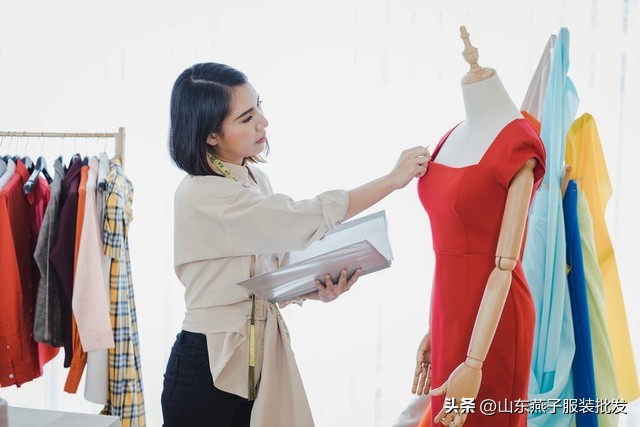 衣服洗好正着晒还是反着晒？新衣服买来要不要洗？很多人都做错了