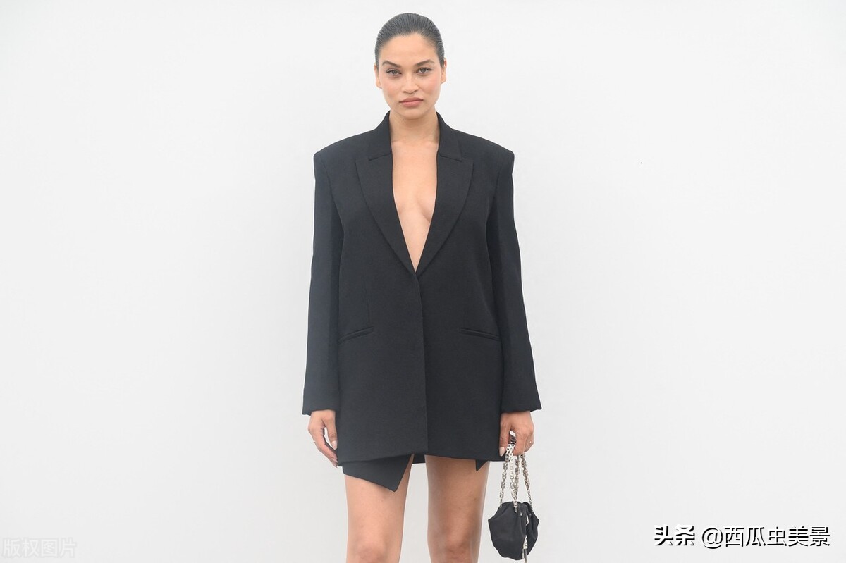 纪梵希设计的服装模特走秀,意大利超模纪梵希秋冬时装周