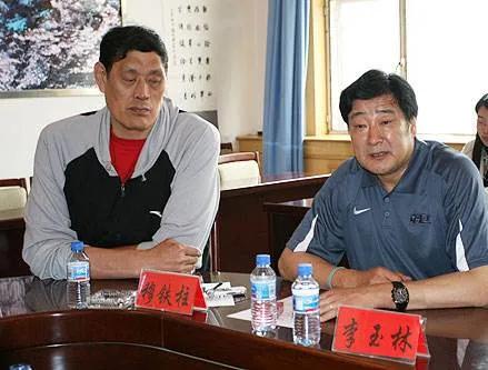 穆铁柱和姚明单打的视频,姚明讲穆铁柱才是第一中锋