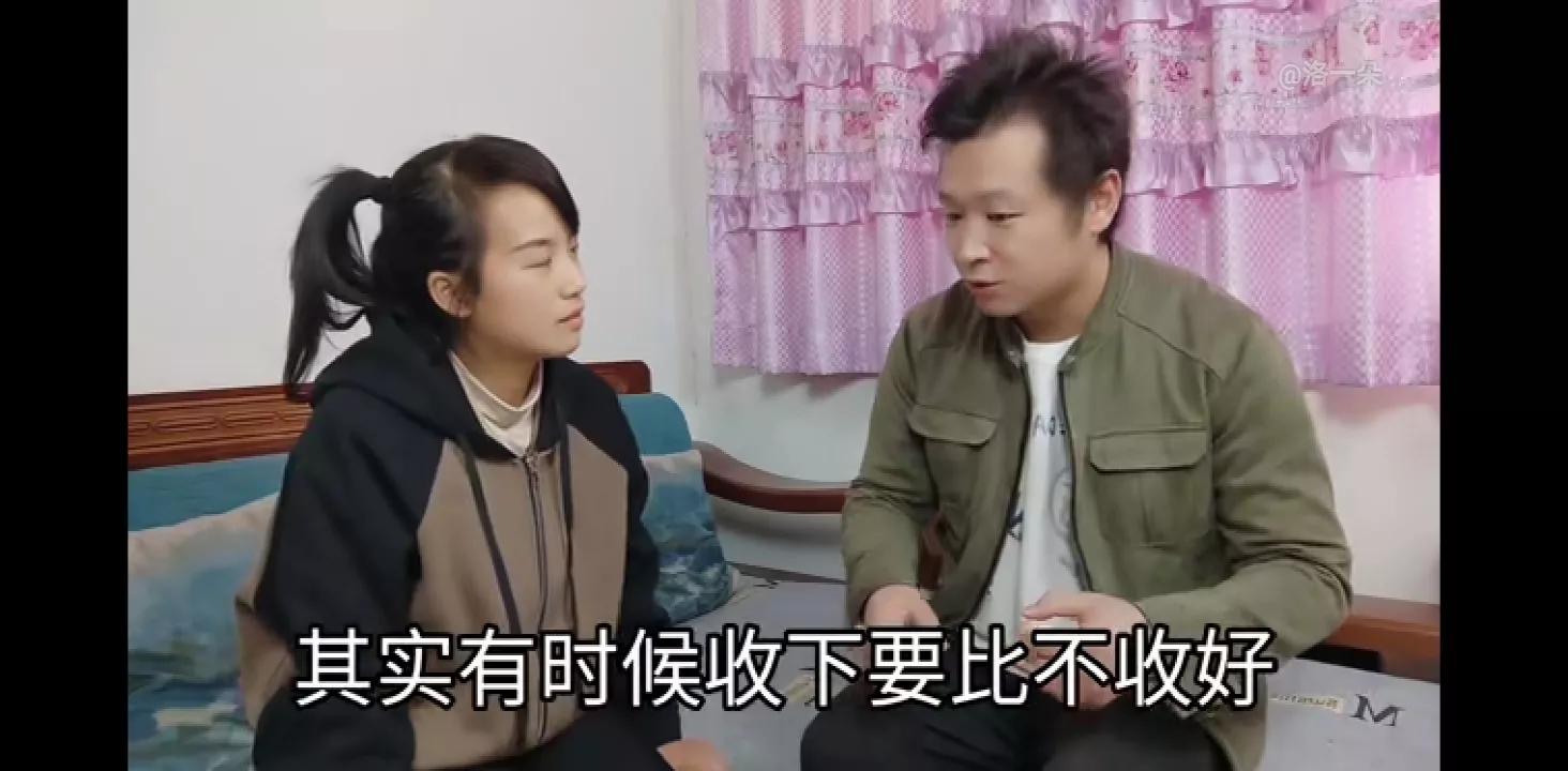 一朵在家里沙发后发现五千元，这次朵错怪奇，是奇妈昨天偷放的