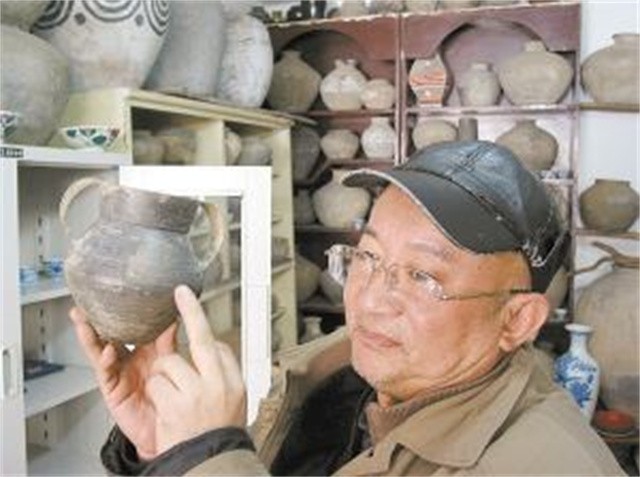 七旬老人50年收藏千万,老人痴迷古玩