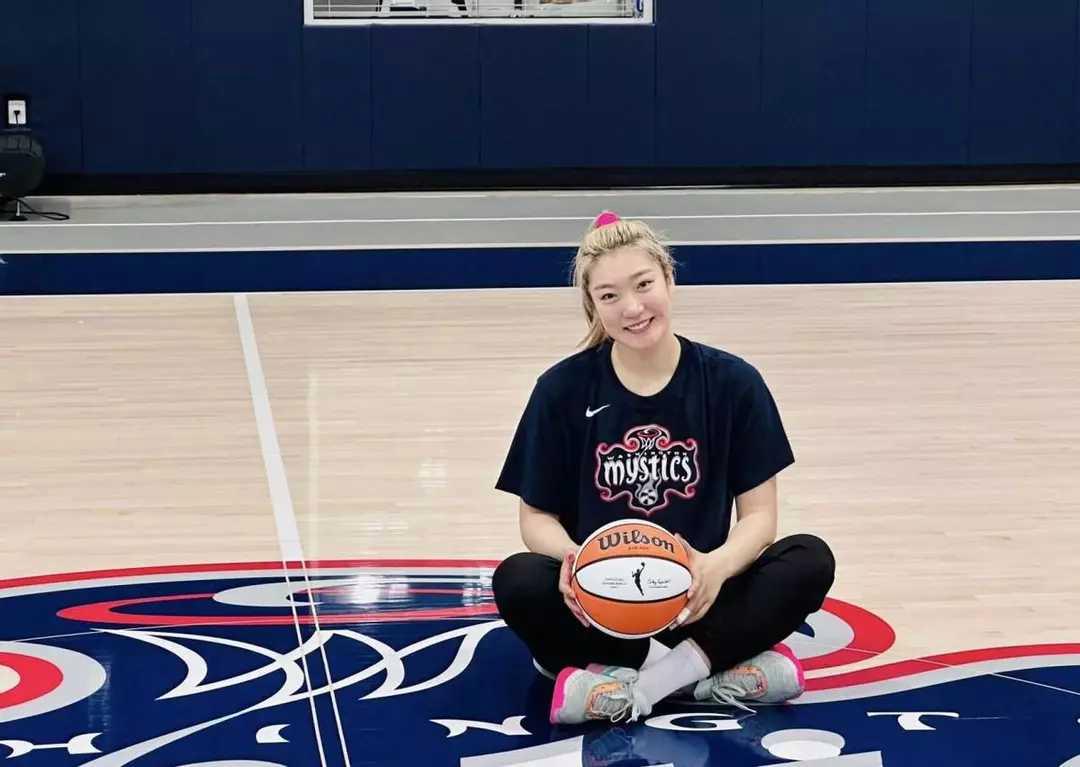 李梦wnba入场绿色穿搭与队友拍照,李梦wnba现场更换球衣