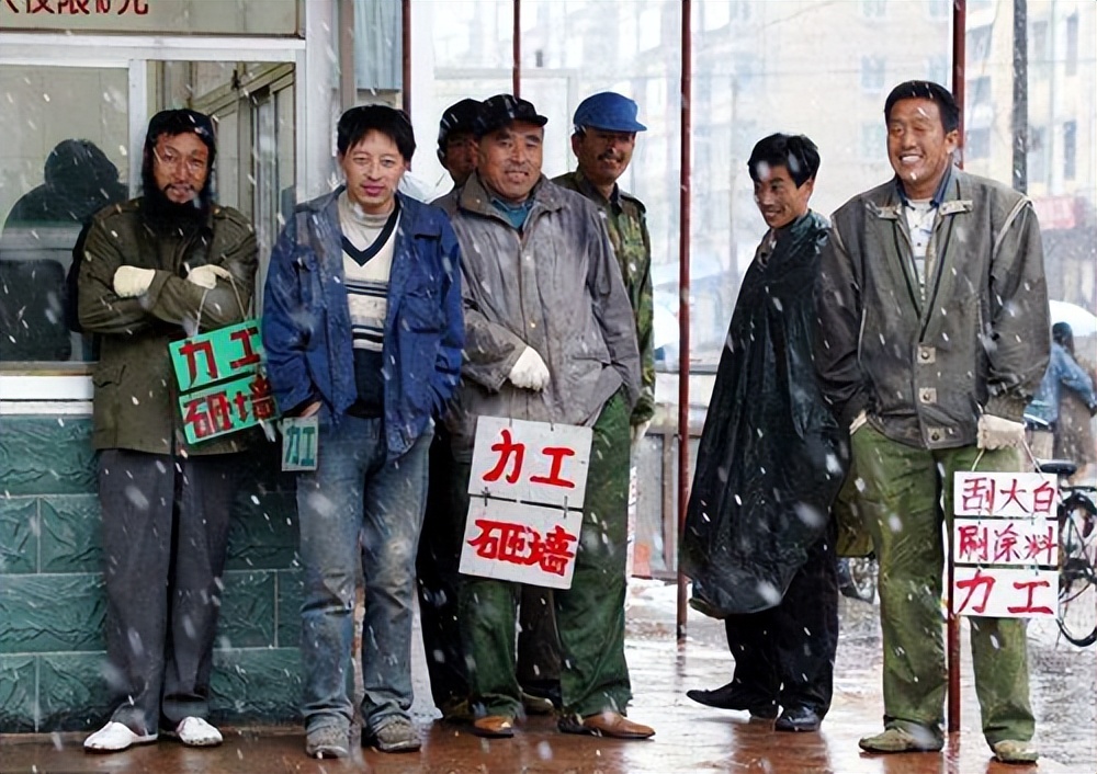 为什么民工一天能挣4500,为什么农民工一天能挣300元