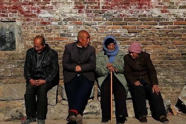 农村六十岁以上的老人有哪些优惠,农村70岁以上老人一月多少钱