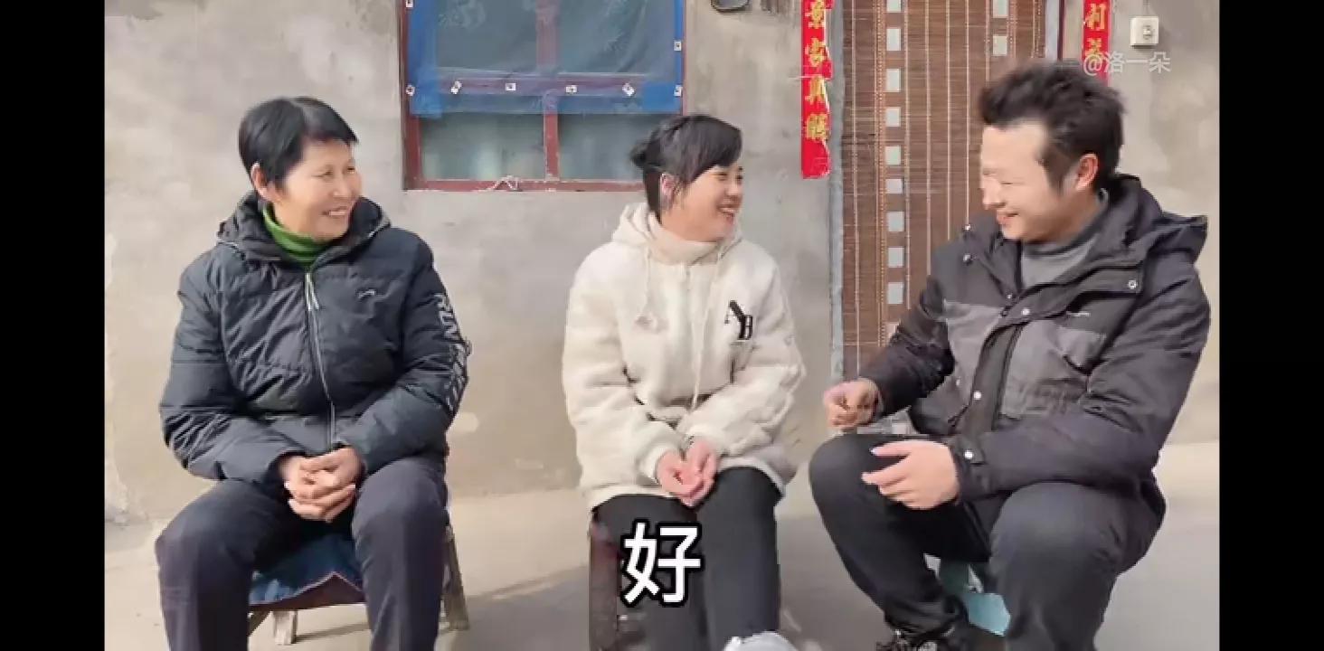 子奇把最后一个月的工资瞒着一朵交给朵妈，朵知道后乐坏了……