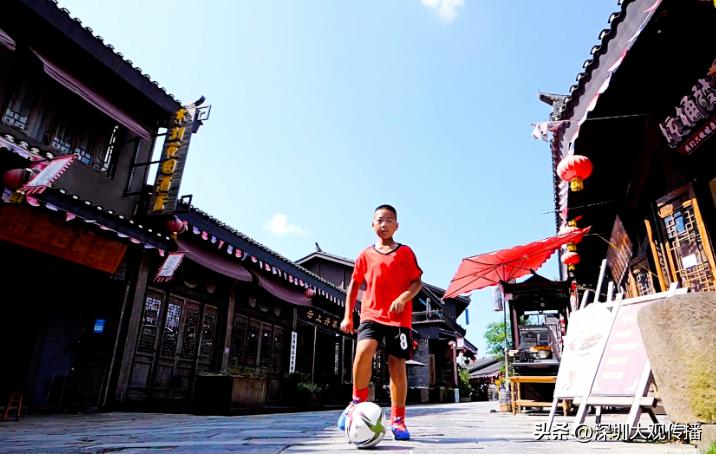 绿茵场上的足球运动,在绿茵场