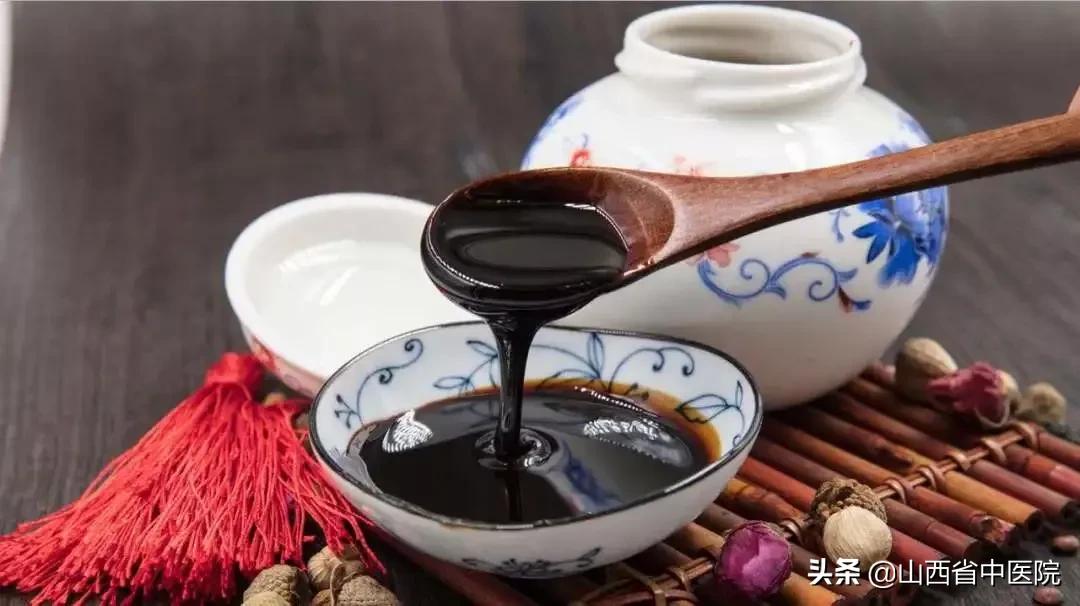 老年人总是膝盖以上疼是怎么回事,老年人膝盖弯曲时疼痛很难蹲下来