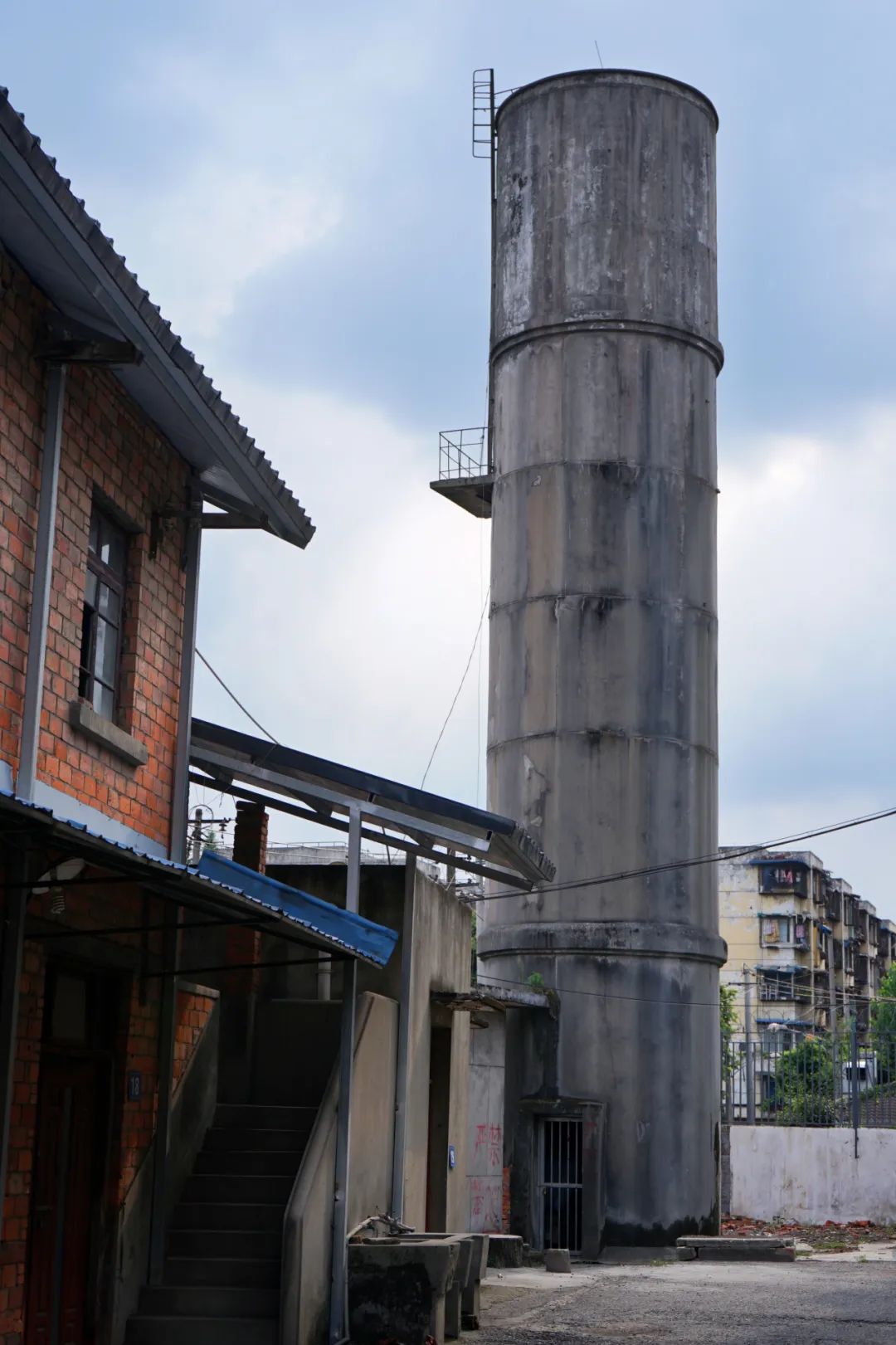 穿越五块石的百米窄巷，打开铁半城的光