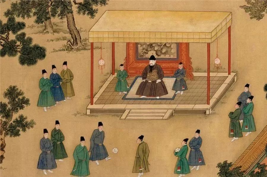 古人踢的足球叫蹴鞠,古人踢毽子