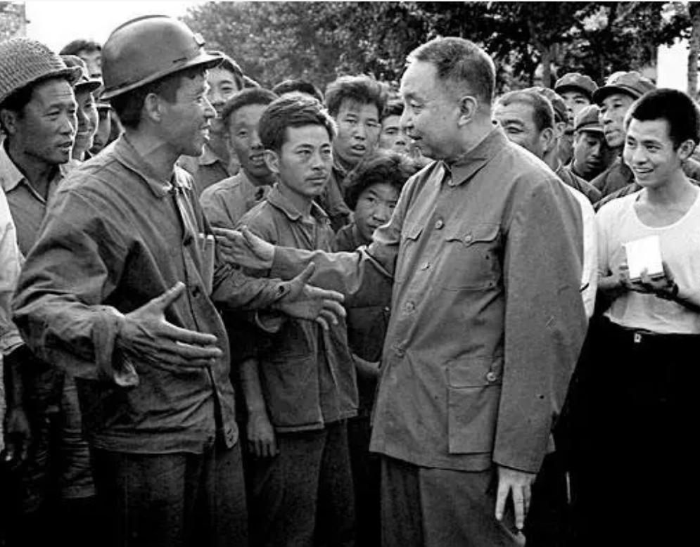 2008年*国锋华**去世，葬礼上一男子高举横幅，用16字诠释了他的一生