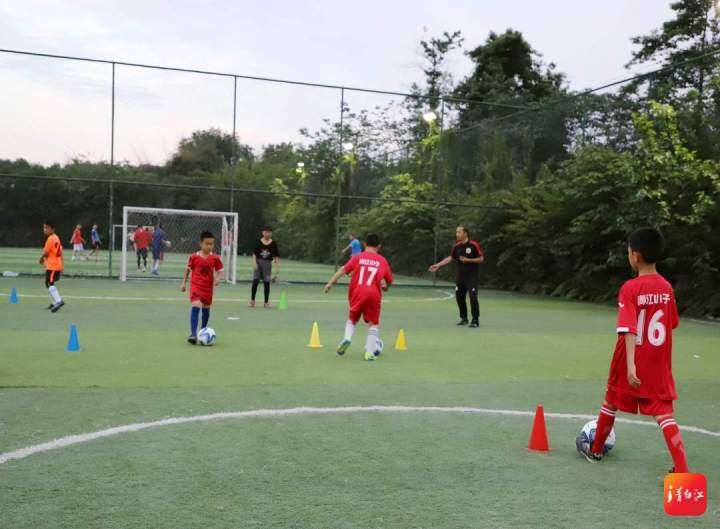 迎大运动起来丨从炼钢到练球，看青白江区足协会长的激情人生