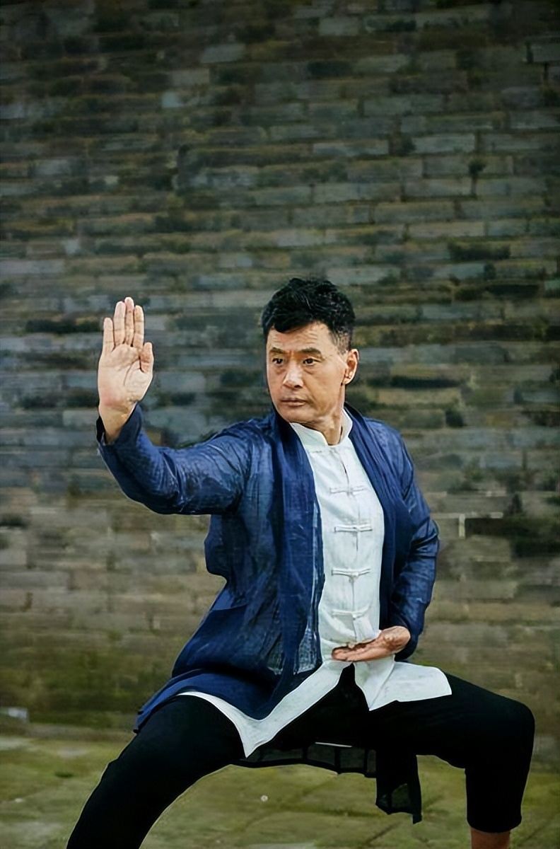 一生为妻子坚守底线，拼命赚钱上交的于荣光，终究为他人做了嫁衣