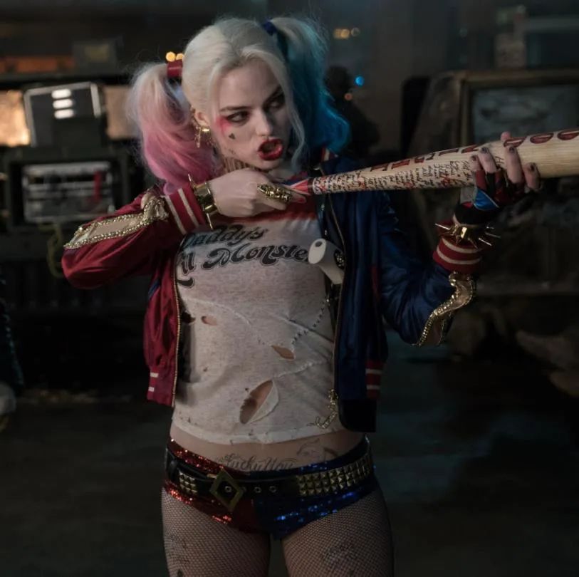 紧身制服别硬穿,曲线差异很明显,有的飒爽,有的是来搞笑的吧