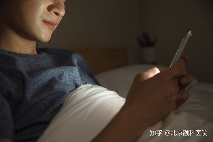 十几岁孩子熬夜玩手机危害,控制不住熬夜玩手机怎么办