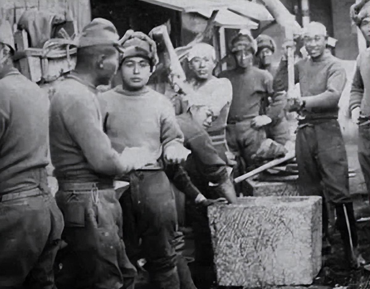 30张罕见晚清照:女子躺炕上欲仙欲死,骑跨在男子头上的洋人女子