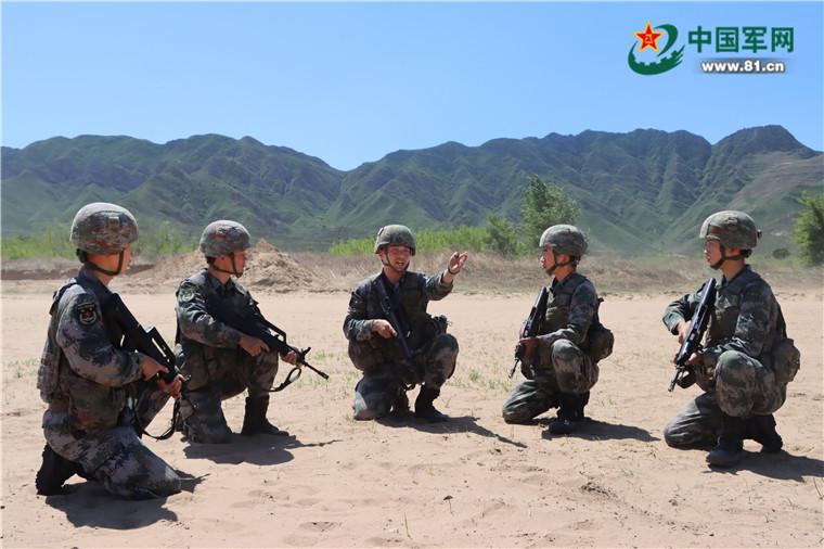 驻训官兵吃铜火锅,驻训官兵吃铜锅涮肉