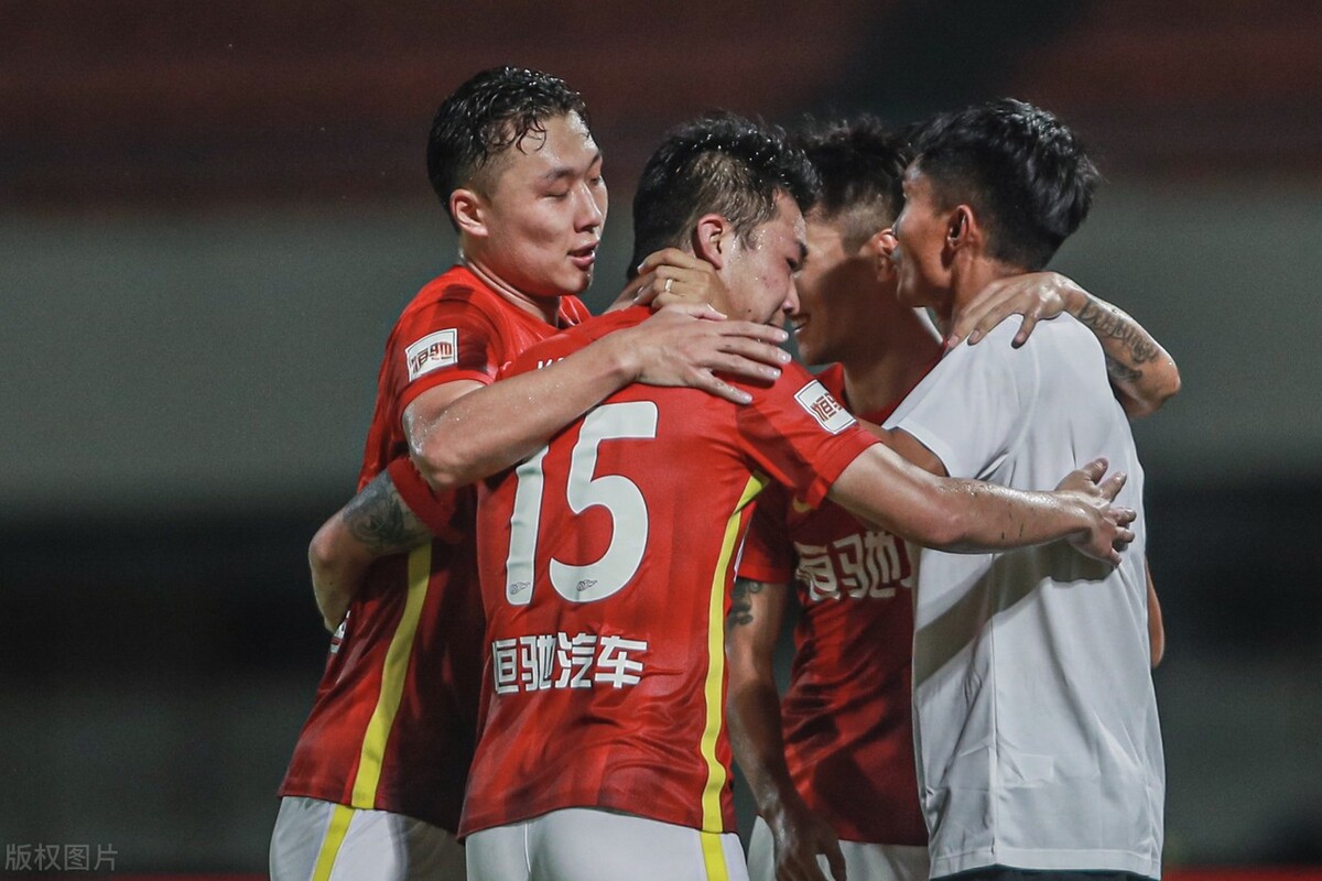 郑智带领广州恒大训练不放弃争冠,郑智上任签约鲁能球员