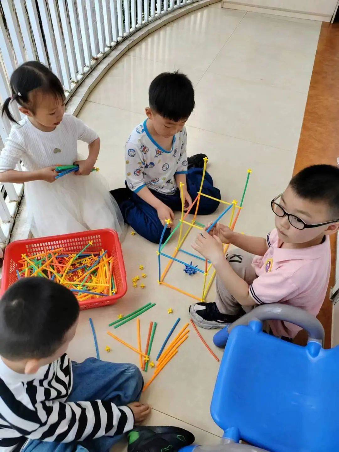 “戏”动童年，“域”见未来——诺亚舟开心果幼儿园区域活动