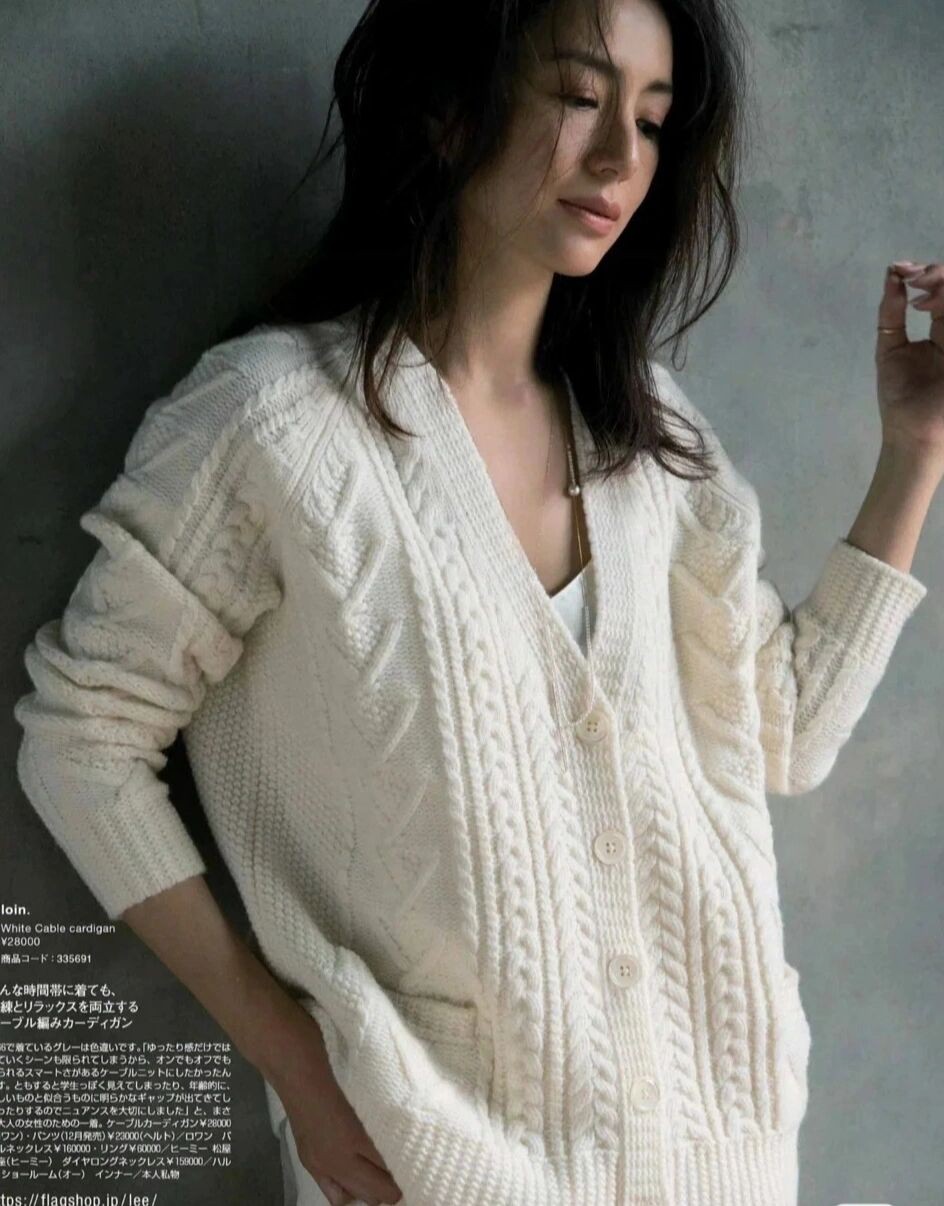 米白色薄款针织开衫内搭怎么搭配,红色针织开衫内搭什么比较好看