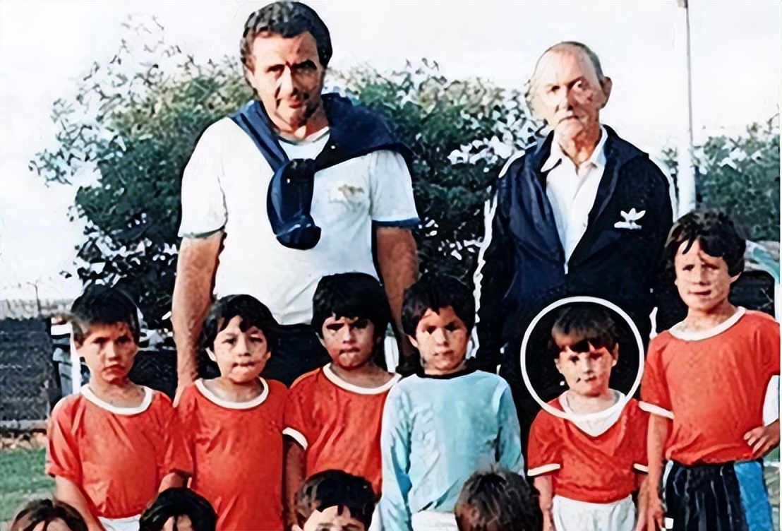 梅西一张餐巾纸的故事央视,梅西巴萨生涯始于一张餐巾纸