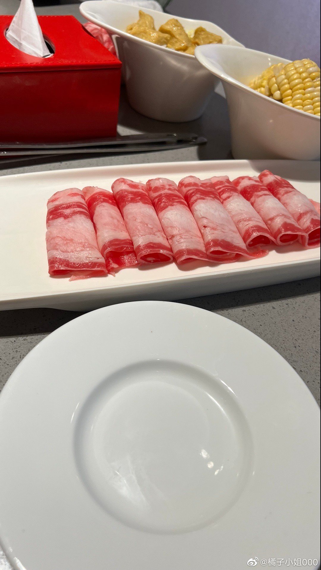 海底捞8块钱生菜，仅两片菜叶，女子疯狂吐槽，上热搜