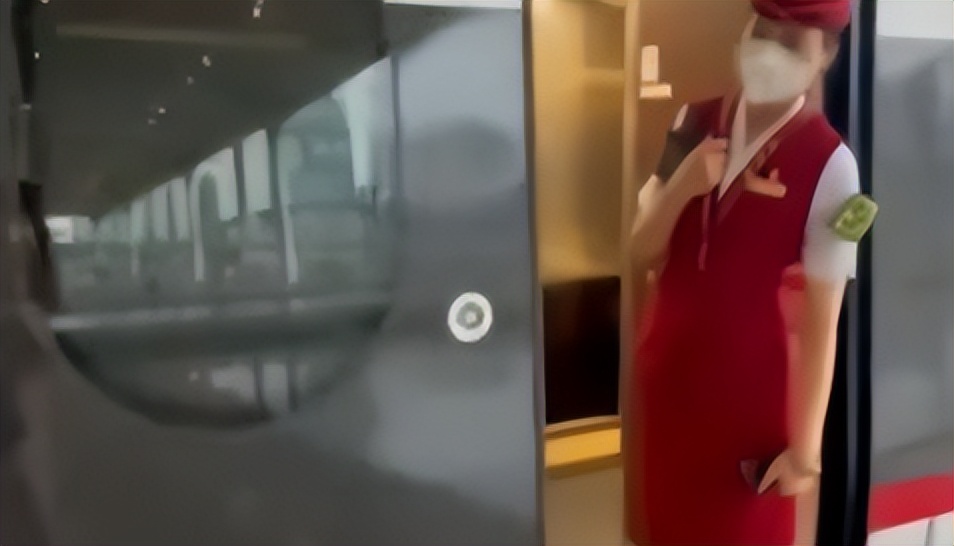 被骂上热搜的“卫生巾”，月经羞耻吗？怎么来个例假就羞耻了呢