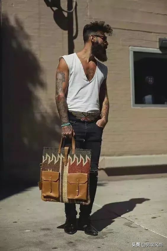 大容量包包高级感简单大方搭配,夏季型男必备的6款包包搭配指南