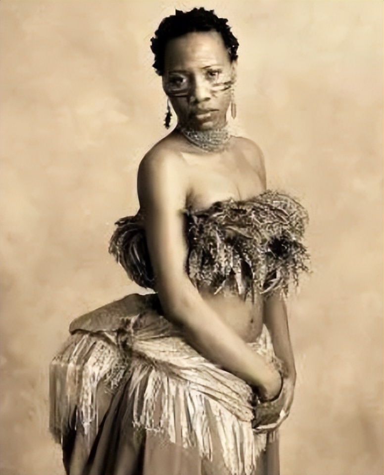 非洲女孩巴特曼因有巨臀,一生被赤身裸体展览,死后还被做成标本